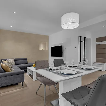 Modern Center Max Apartment *