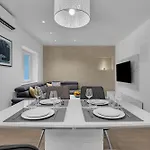 Modern Center Max *