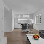 Modern Center Max