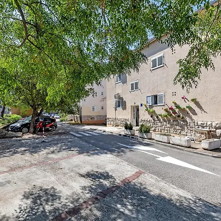 Modern Center Max * Μακάρσκα