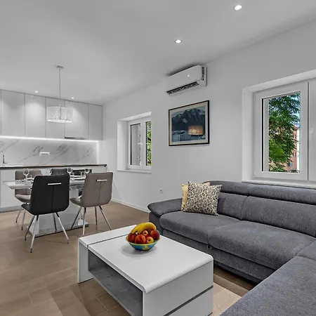 Modern Center Max Apartment